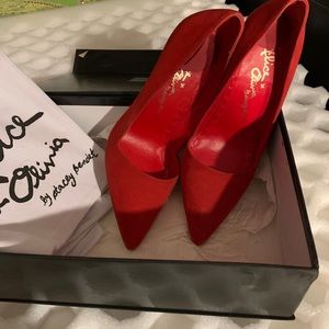 Gorgeous never worn Alice & Olivia Pumps. 39
